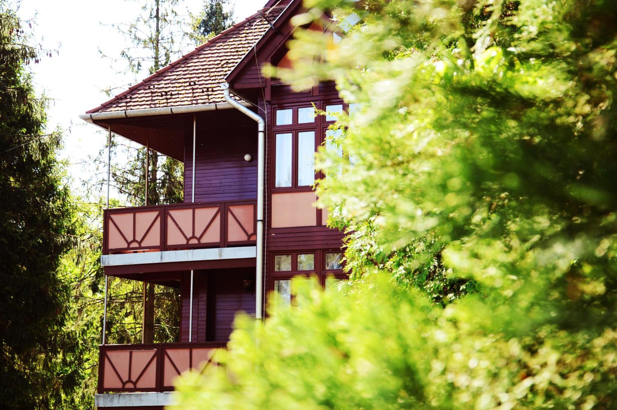 Ezuestfenyo Hotel Telkibánya 外观 照片