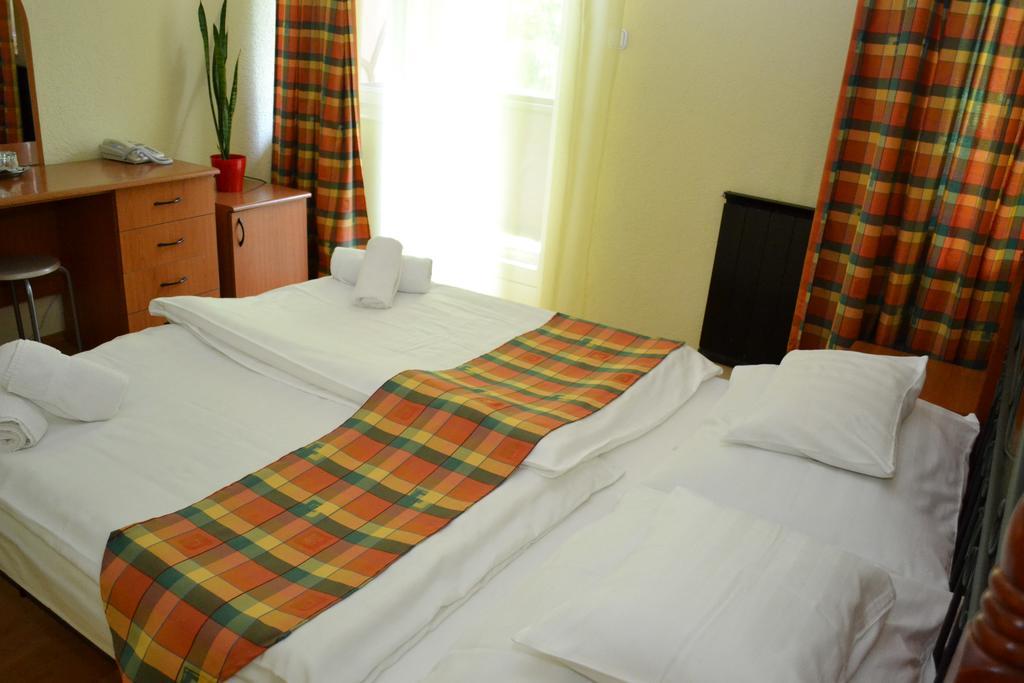 Ezuestfenyo Hotel Telkibánya 外观 照片