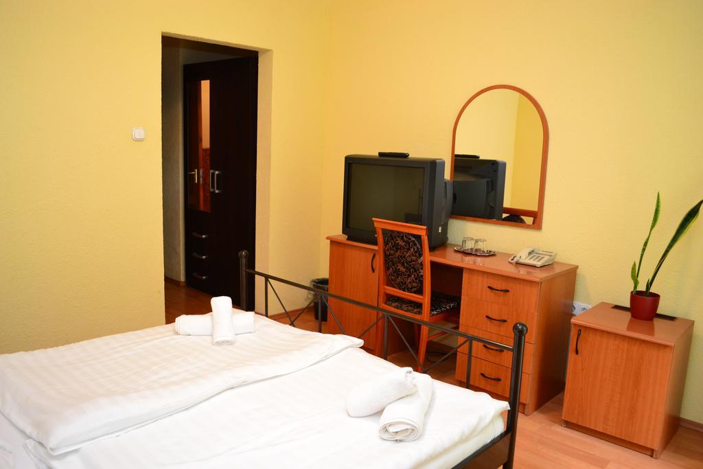 Ezuestfenyo Hotel Telkibánya 外观 照片
